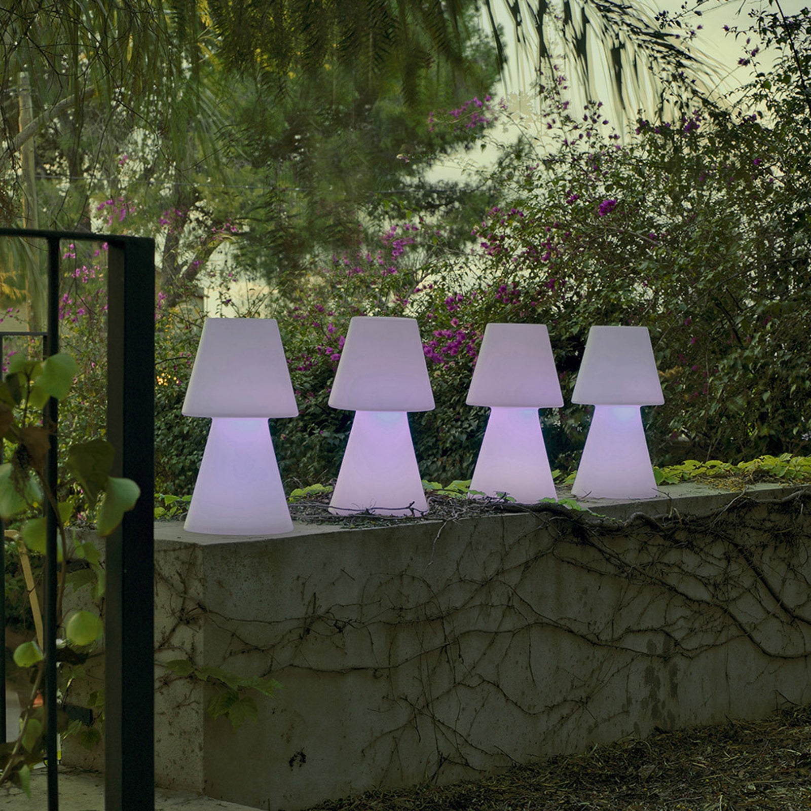 Nærbilde av LED oppladbar bordlampe Lola RGBW dimbar IP65 45 cm