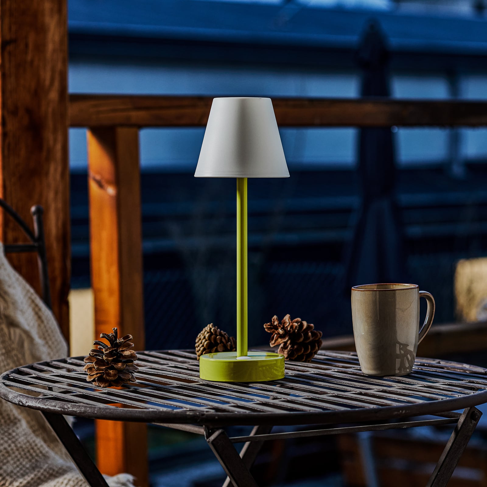 LED oppladbar bordlampe Lola Slim dimbar lime IP44 detalj av fot