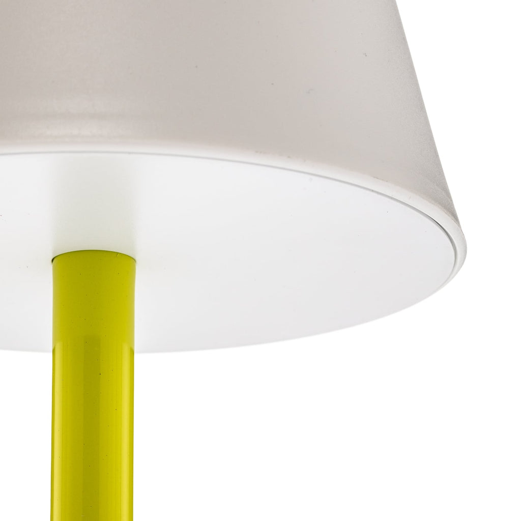LED oppladbar bordlampe Lola Slim dimbar lime IP44 nærbilde av skjerm