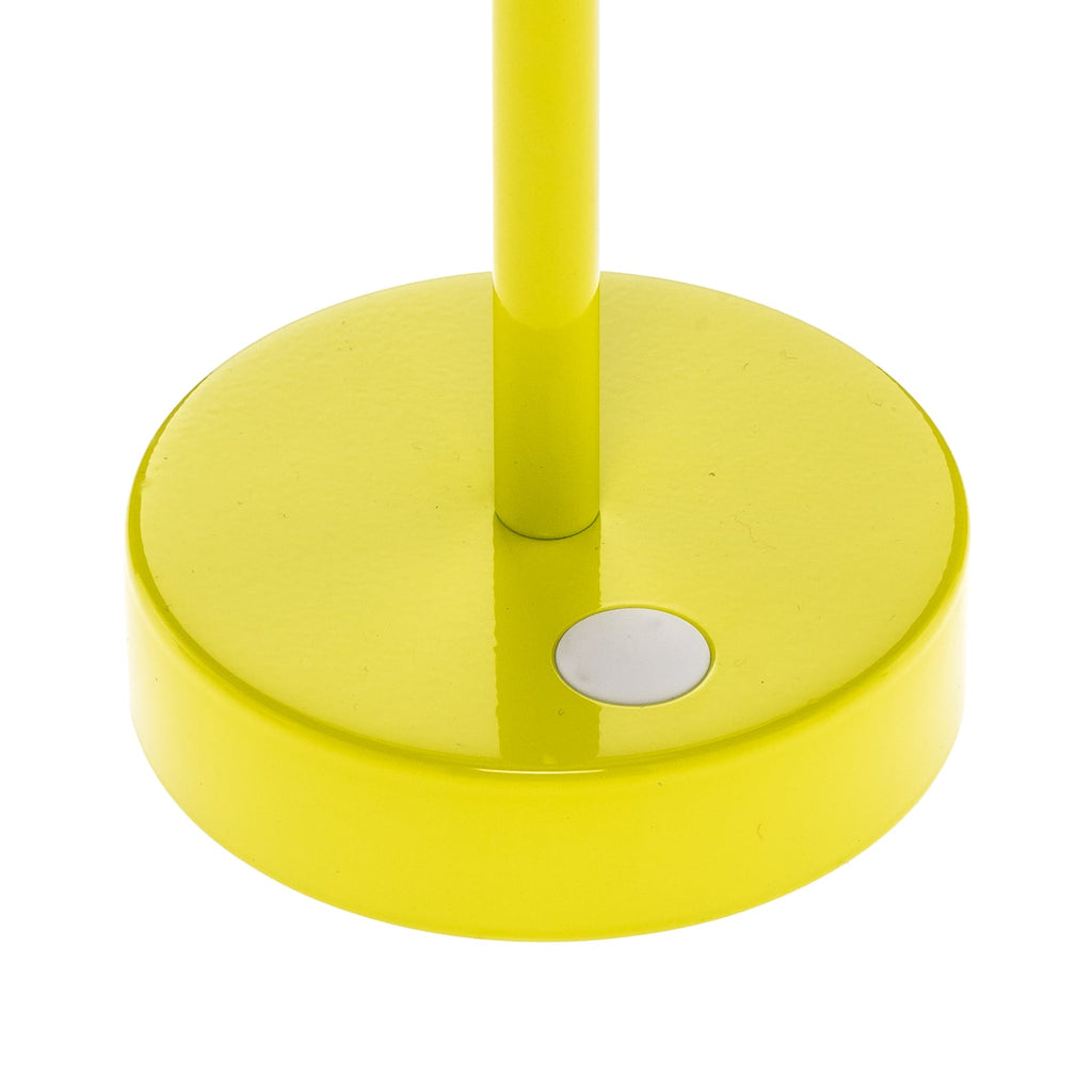 LED oppladbar bordlampe Lola Slim dimbar lime IP44 lys i mørke