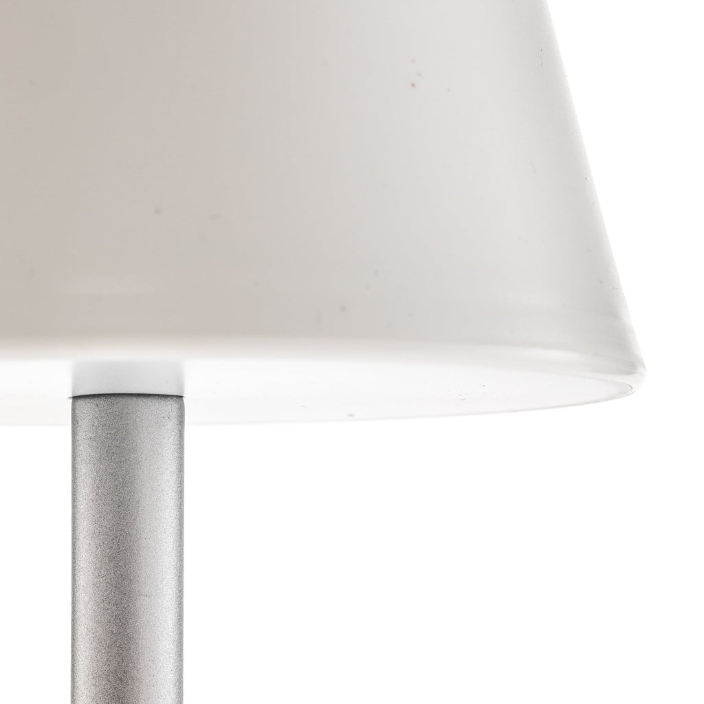LED oppladbar bordlampe Lola Slim grå dimbar IP44 montert på bord