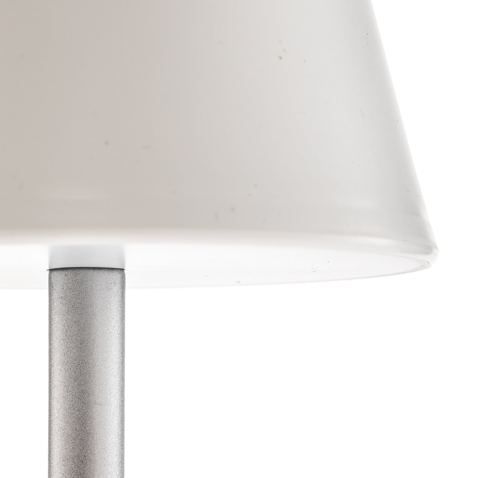 LED oppladbar bordlampe Lola Slim grå dimbar IP44 montert på bord