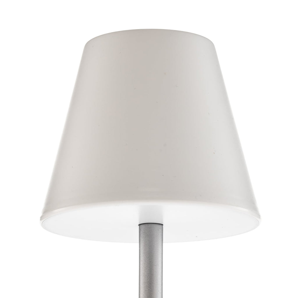 LED oppladbar bordlampe Lola Slim grå dimbar IP44 lys i mørke