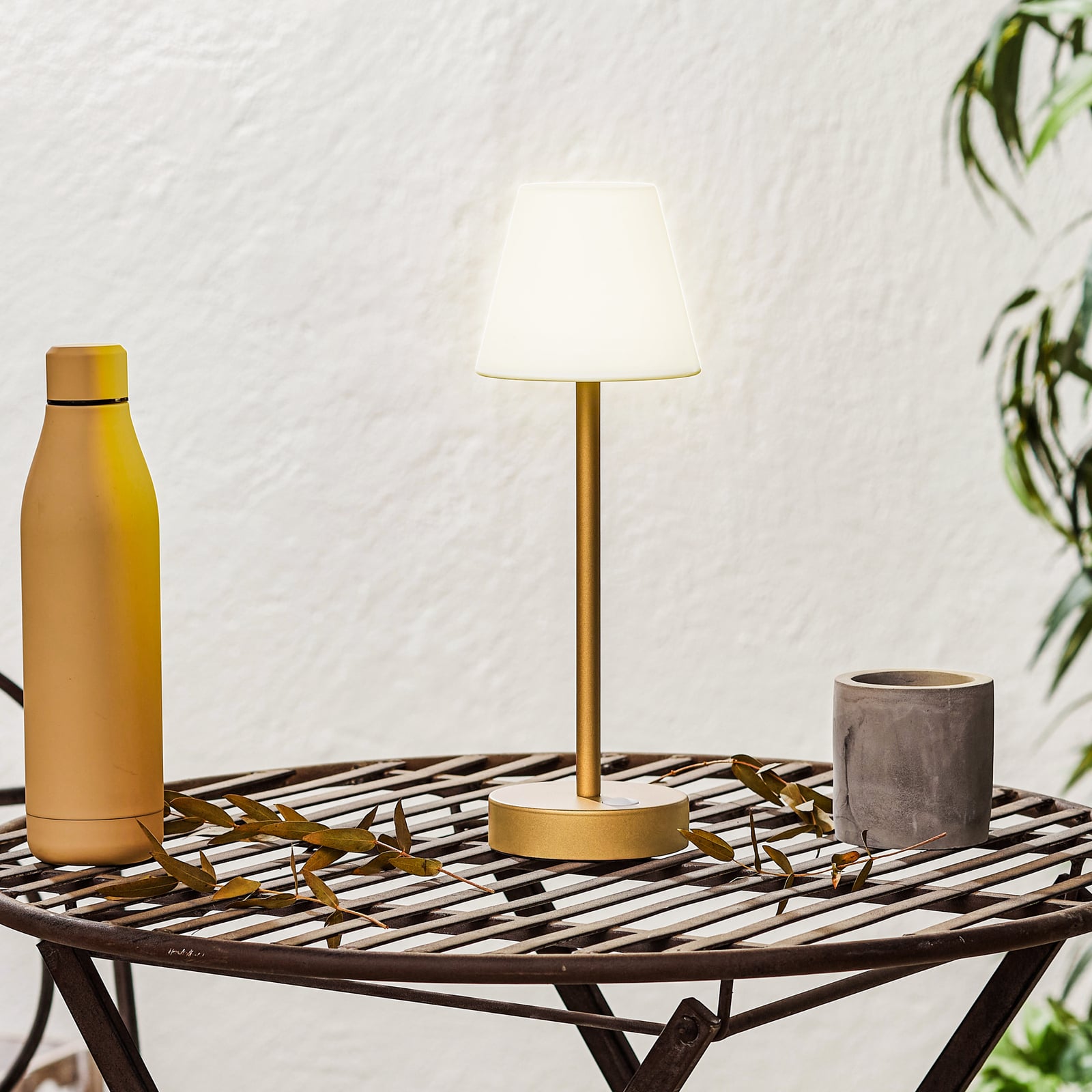 LED oppladbar bordlampe Lola Slim messing dimbar IP44 forfra