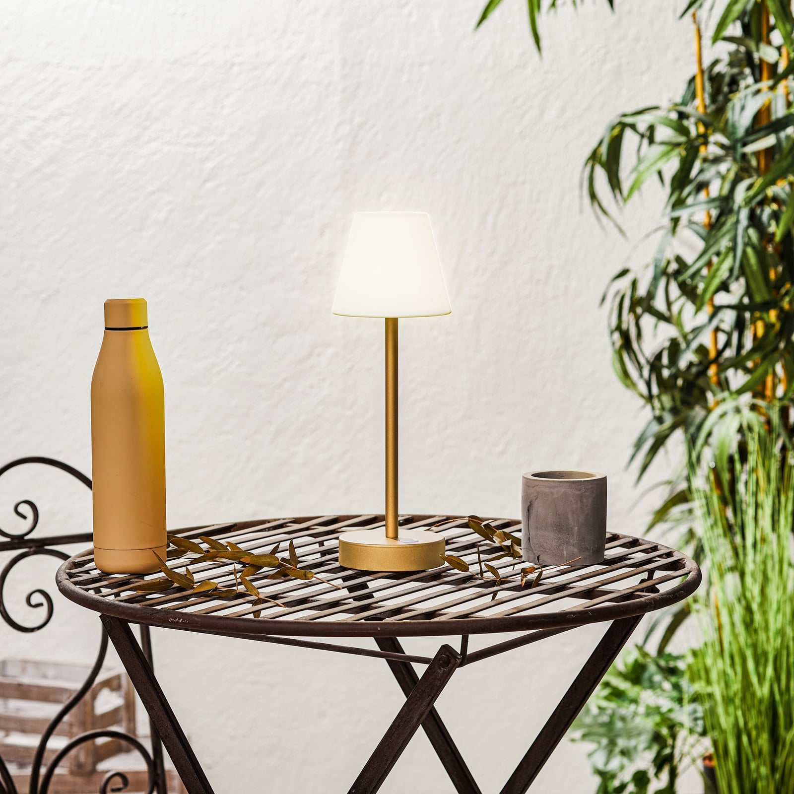 LED oppladbar bordlampe Lola Slim messing dimbar IP44 bakside