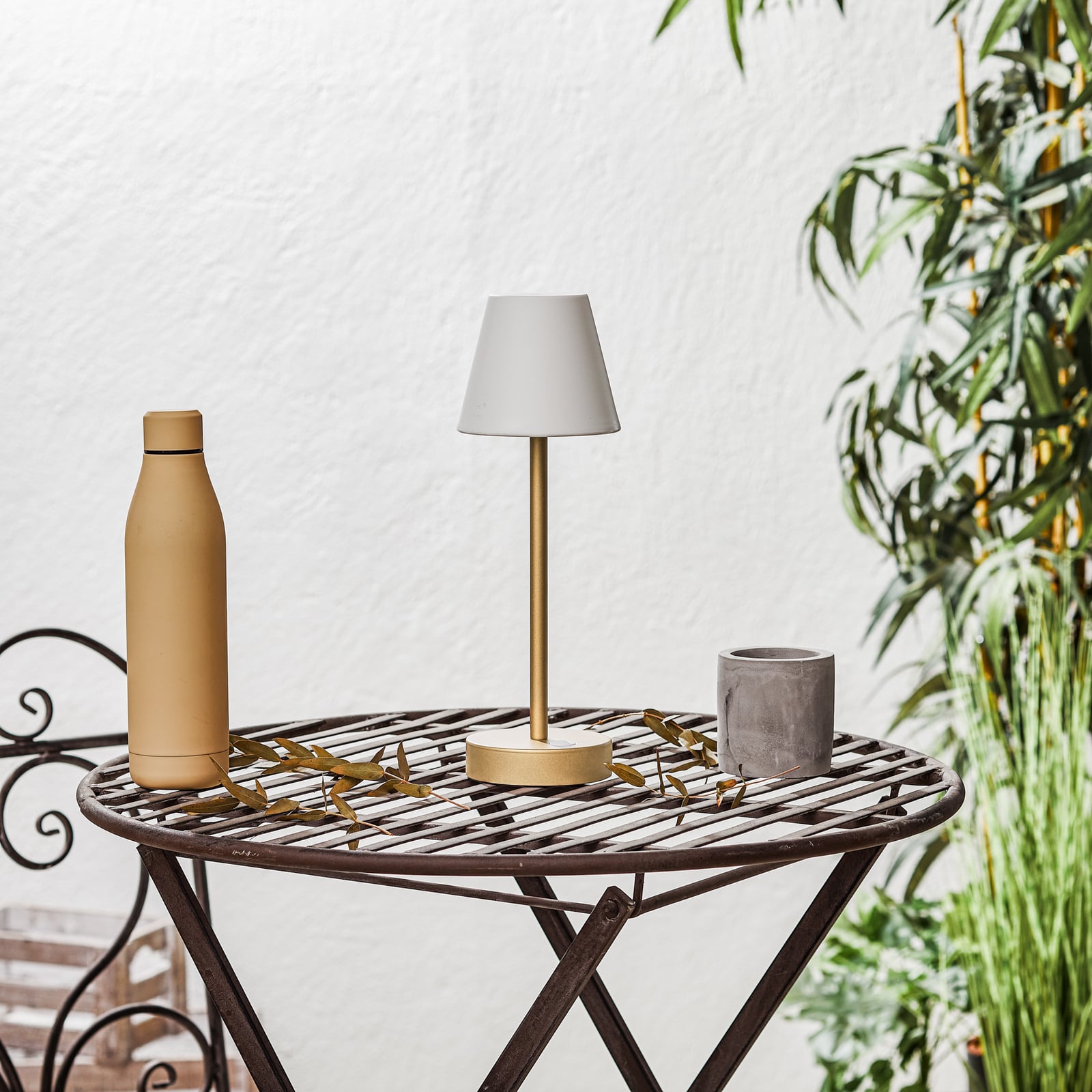 LED oppladbar bordlampe Lola Slim messing dimbar IP44 detalj av bryter