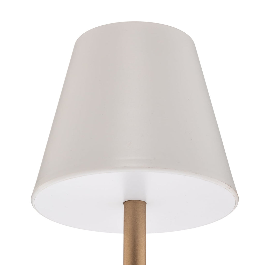 LED oppladbar bordlampe Lola Slim messing dimbar IP44 i bruk utendørs