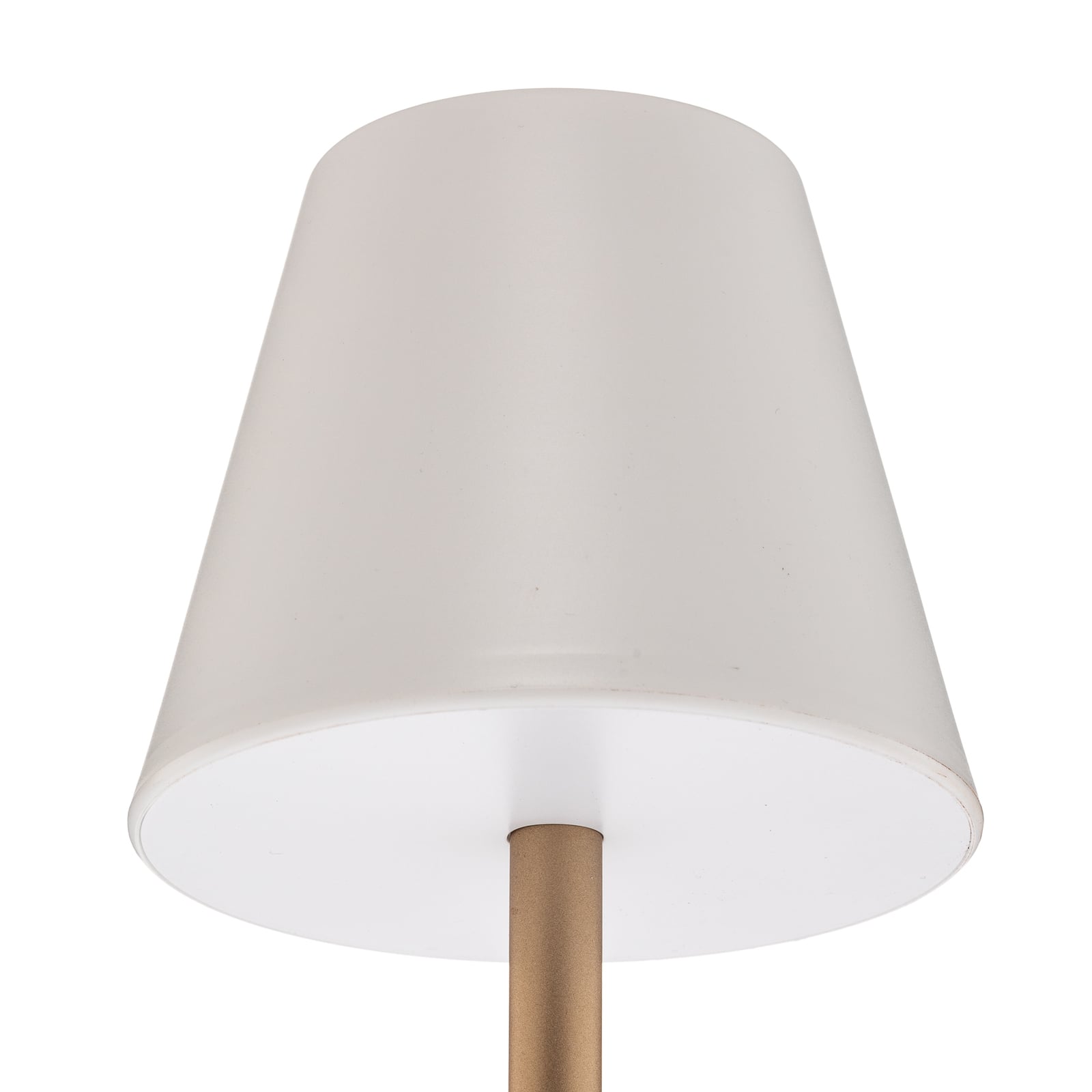 LED oppladbar bordlampe Lola Slim messing dimbar IP44 i bruk utendørs