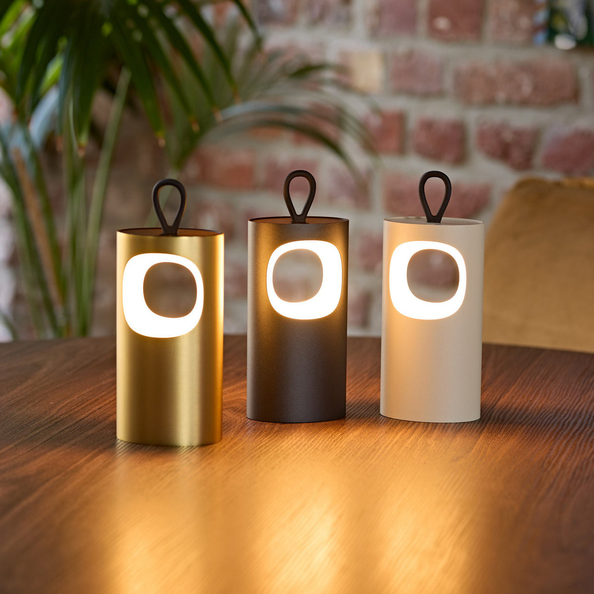 LED oppladbar bordlampe Lunari gull aluminium CCT dimbar IP44 ladekabel med USB-C