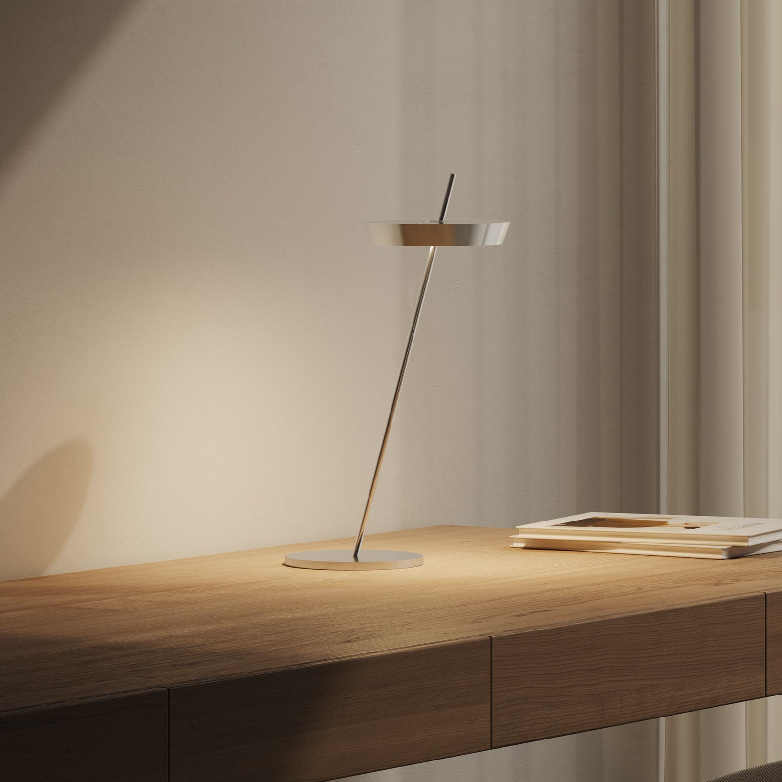 Detalj av LED oppladbar bordlampe Mahina krom aluminium CCT dimbar