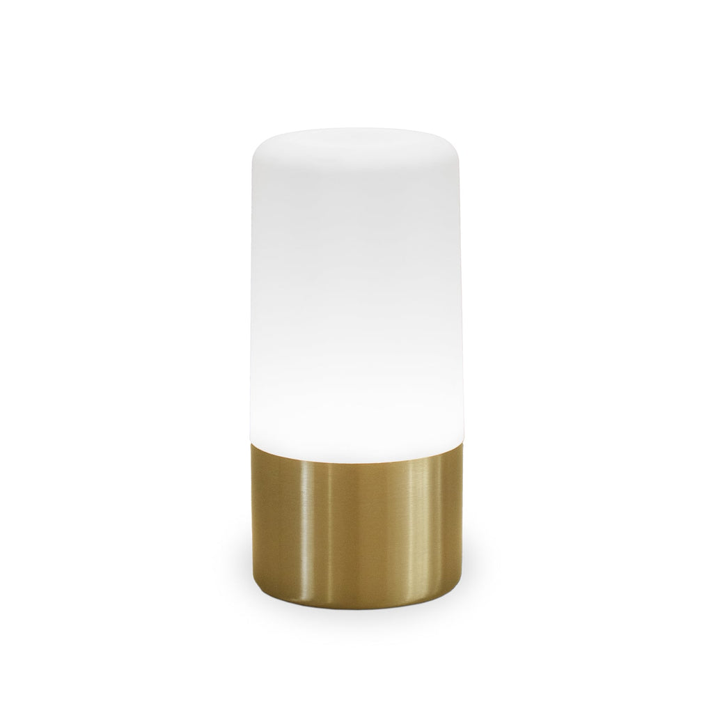 Montert LED oppladbar bordlampe Maia messingfarget RGBW IP44 Newgarden på bord