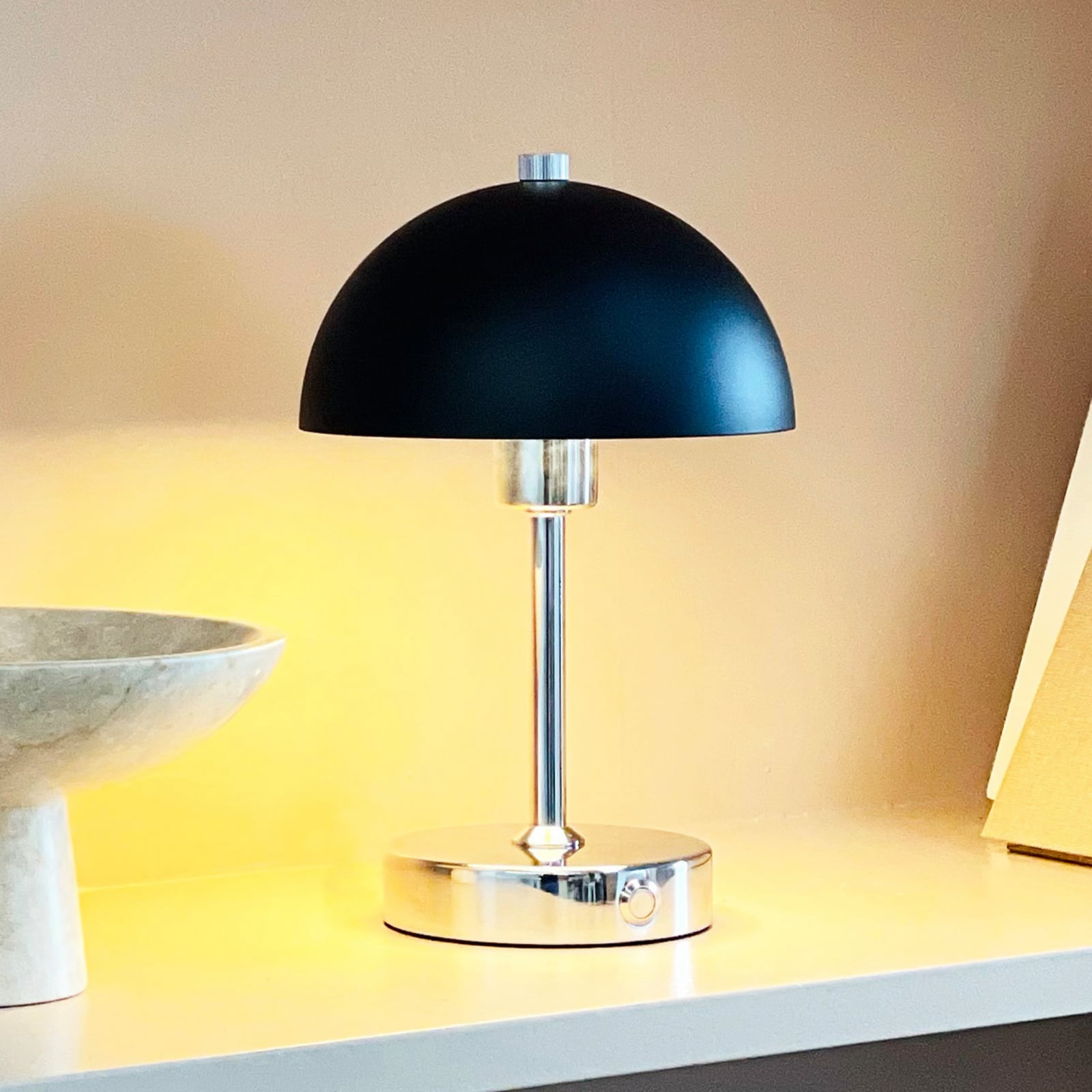 LED oppladbar bordlampe Malmö krom/svart dimbar forfra