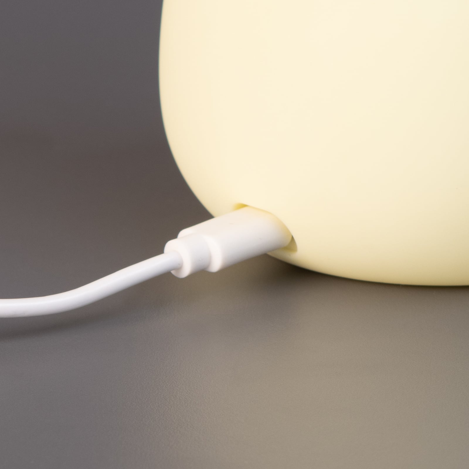 LED oppladbar bordlampe Mango hvit dimbar med timer montert