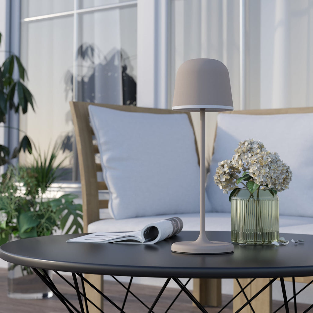LED oppladbar bordlampe Mannera sand dimbar IP54 montert på bord
