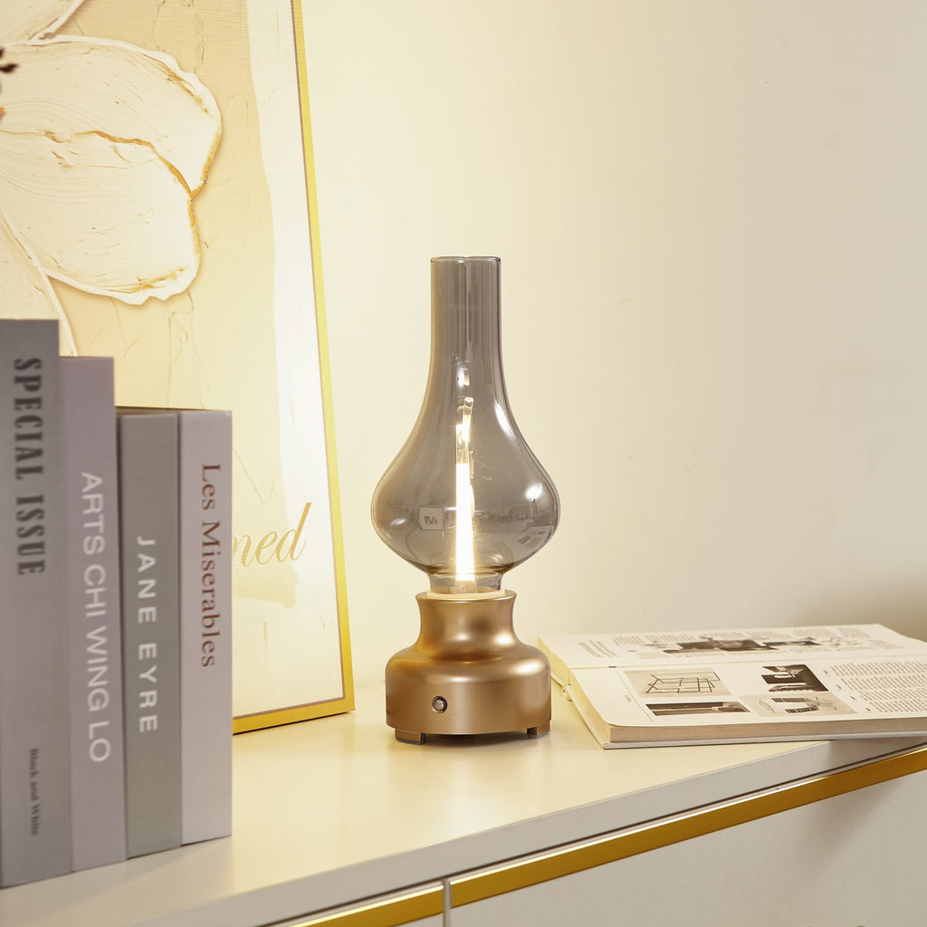 LED oppladbar bordlampe Maxentius glass gull dimbar sett forfra