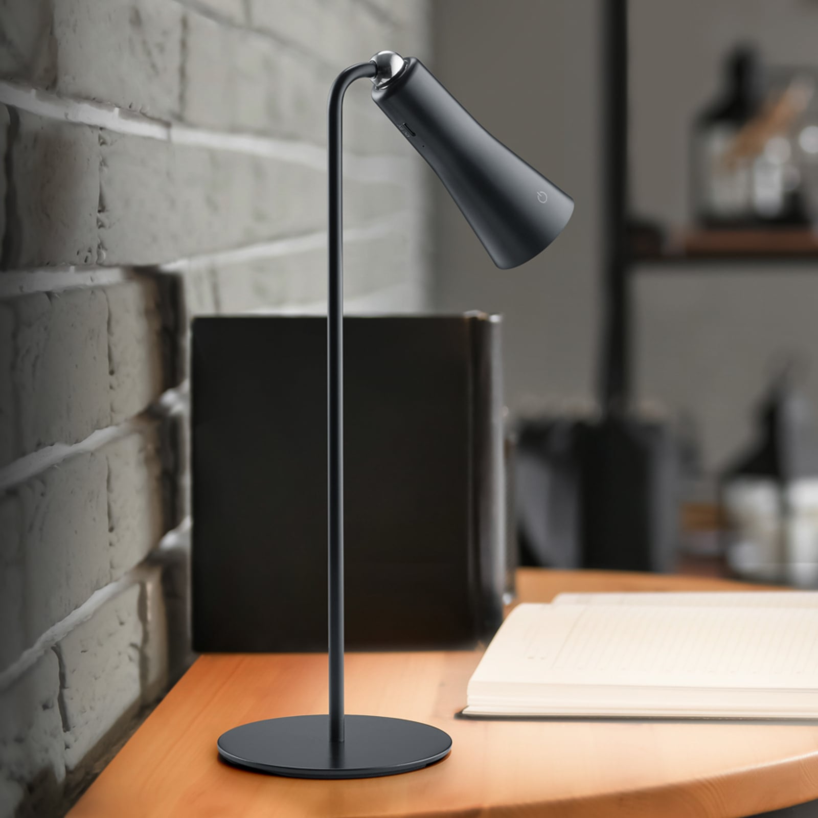 LED oppladbar bordlampe Maxi svart metall dimbar forfra