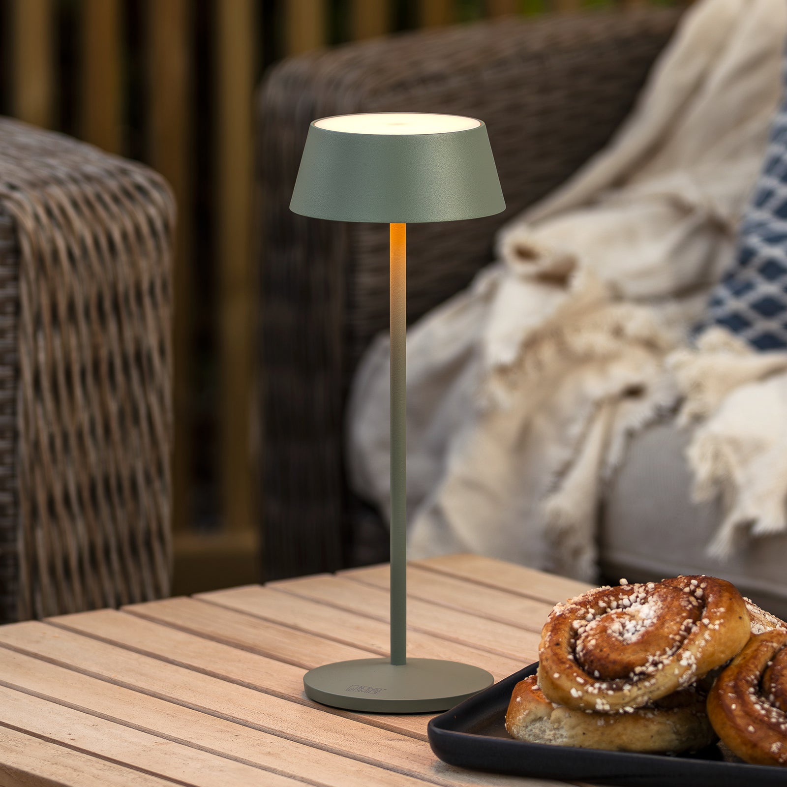 LED oppladbar bordlampe Menton grønn aluminium IP54 dimbar bakside