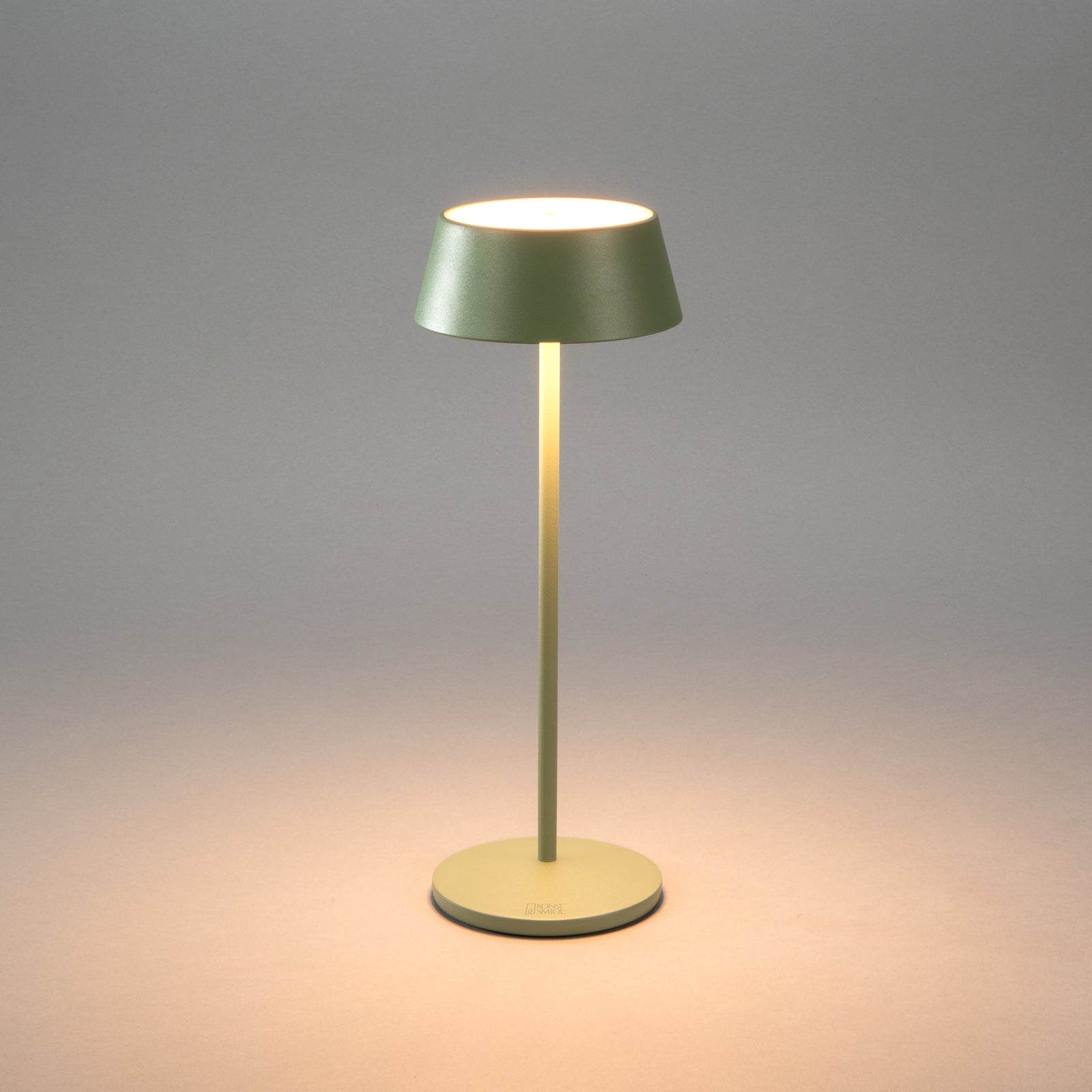 LED oppladbar bordlampe Menton grønn aluminium IP54 dimbar nærbilde av touchdimmer