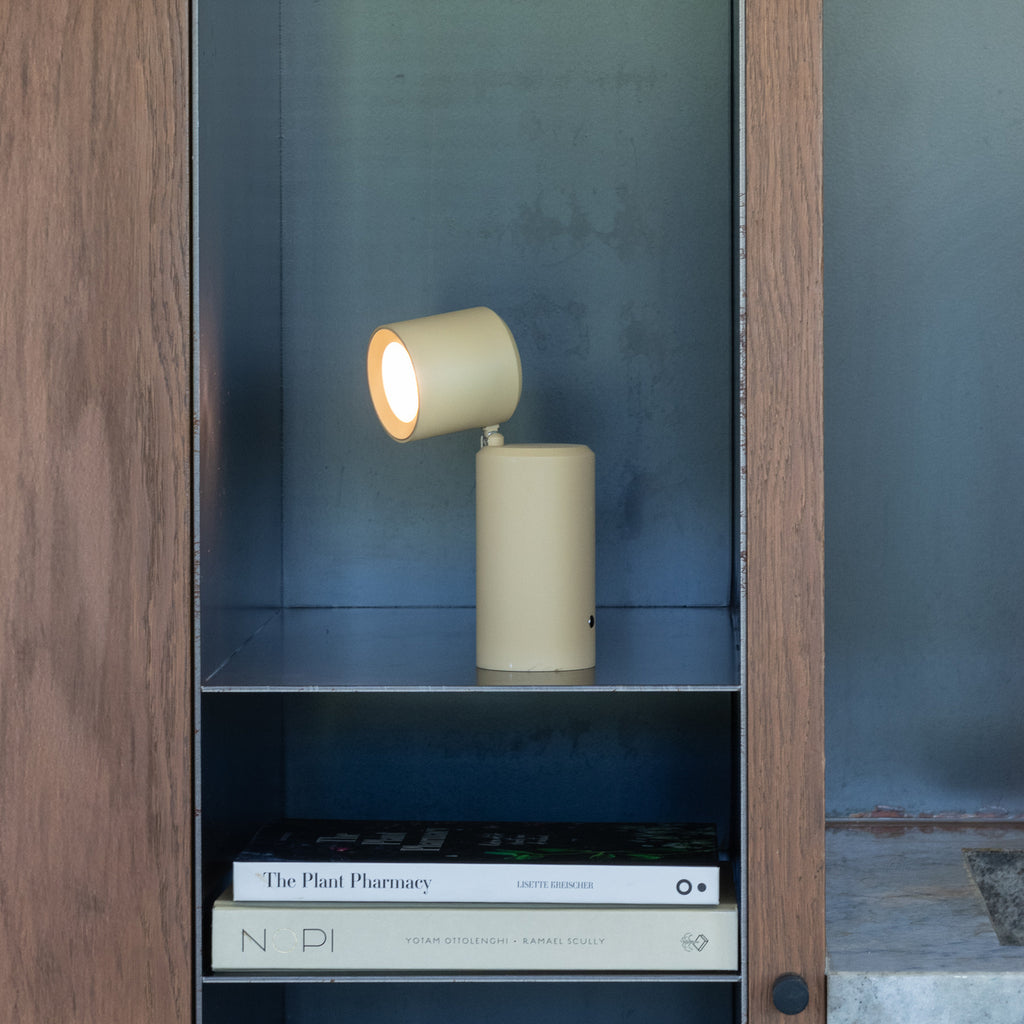 LED oppladbar bordlampe Milan dimbar beige aluminium - IT'S ABOUT ROMI