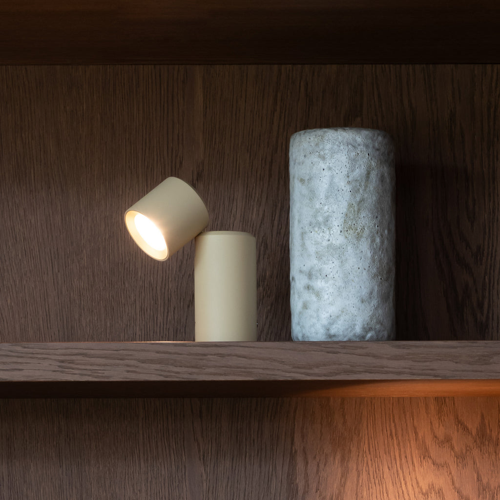 LED oppladbar bordlampe Milan dimbar beige aluminium bakside