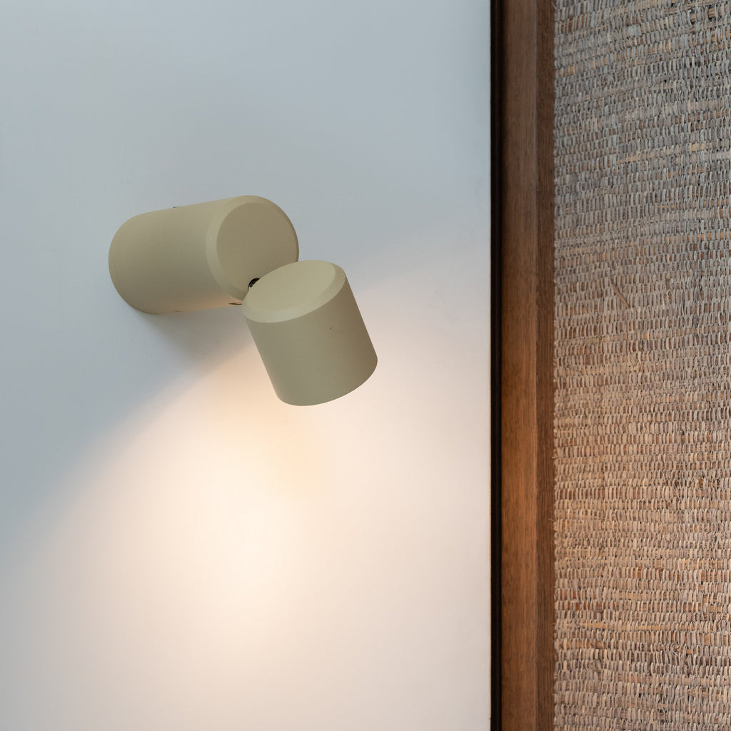 LED oppladbar bordlampe Milan dimbar beige aluminium detalj