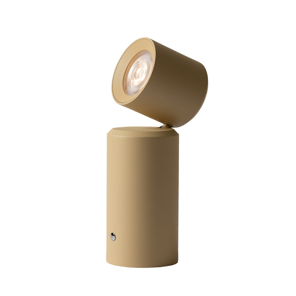 LED oppladbar bordlampe Milan dimbar beige aluminium montert i rom