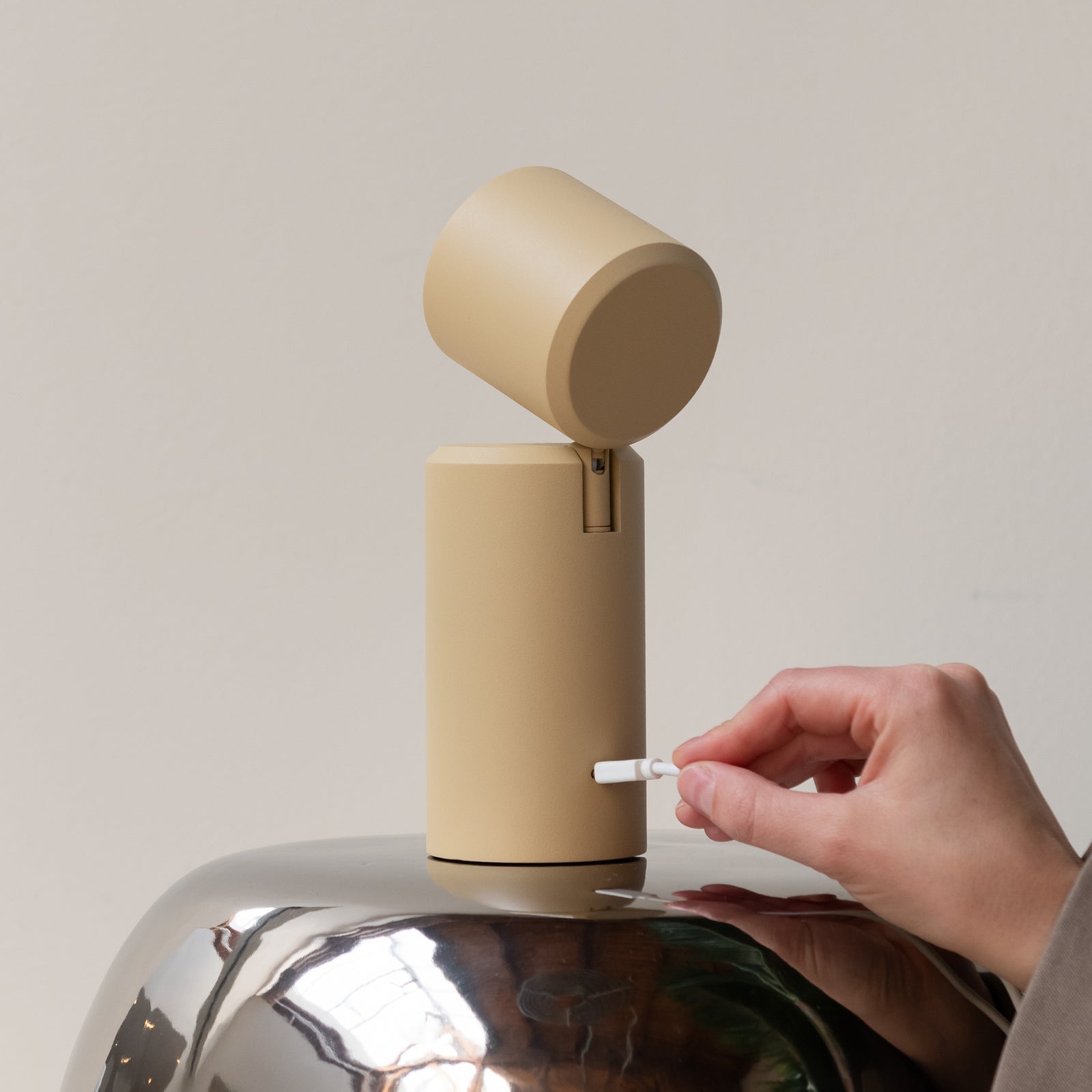 LED oppladbar bordlampe Milan dimbar beige aluminium nærbilde