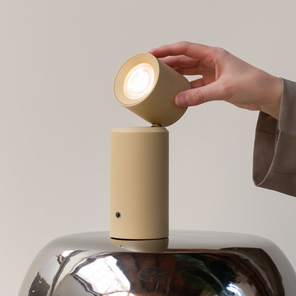 LED oppladbar bordlampe Milan dimbar beige aluminium - IT'S ABOUT ROMI