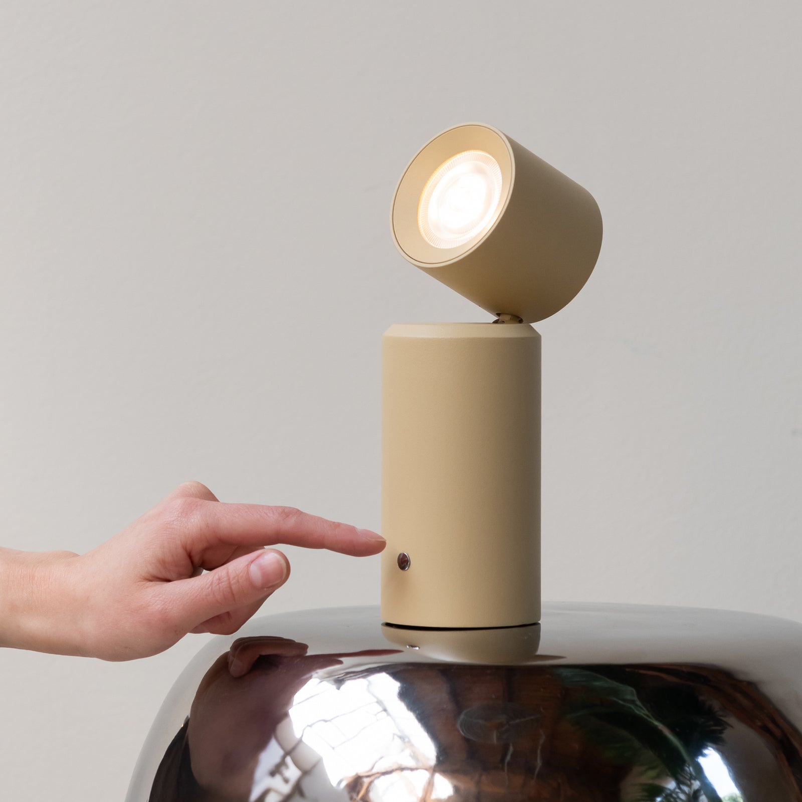 LED oppladbar bordlampe Milan dimbar beige aluminium - IT'S ABOUT ROMI