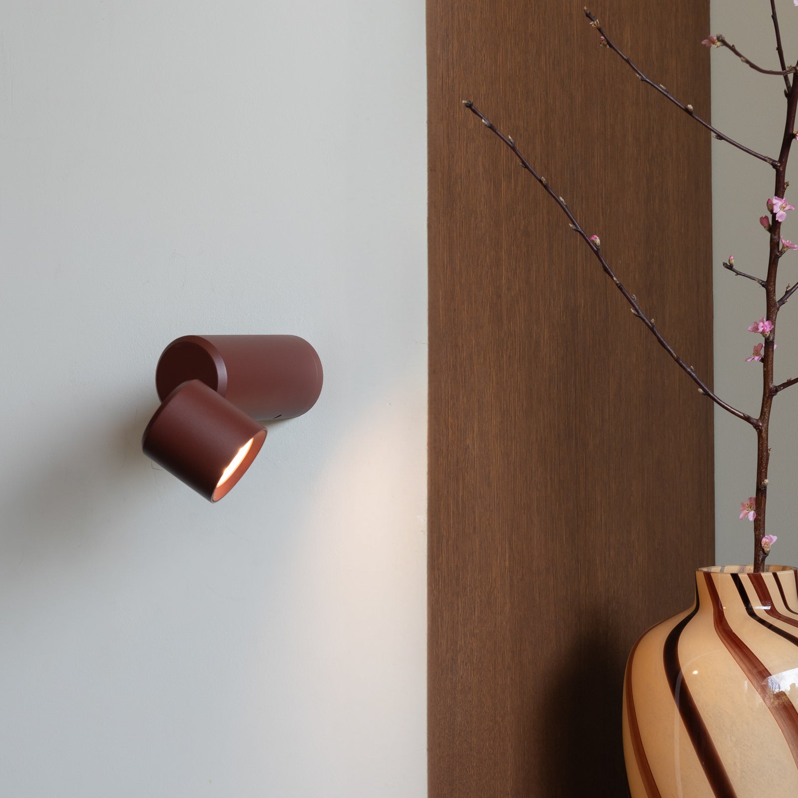 Detalj av LED oppladbar bordlampe Milan mørkerød aluminium