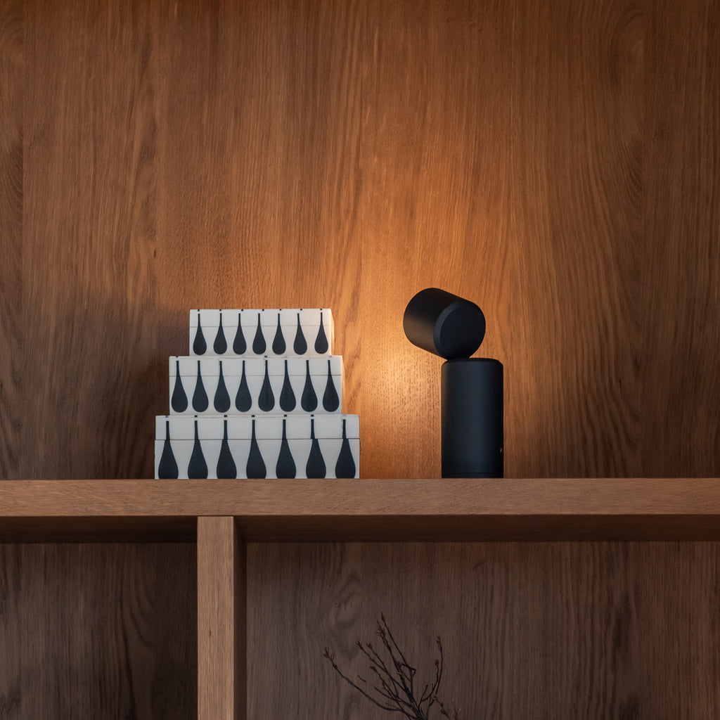 LED-oppladbar bordlampe Milan svart berøringsdimmer aluminiumsmateriale