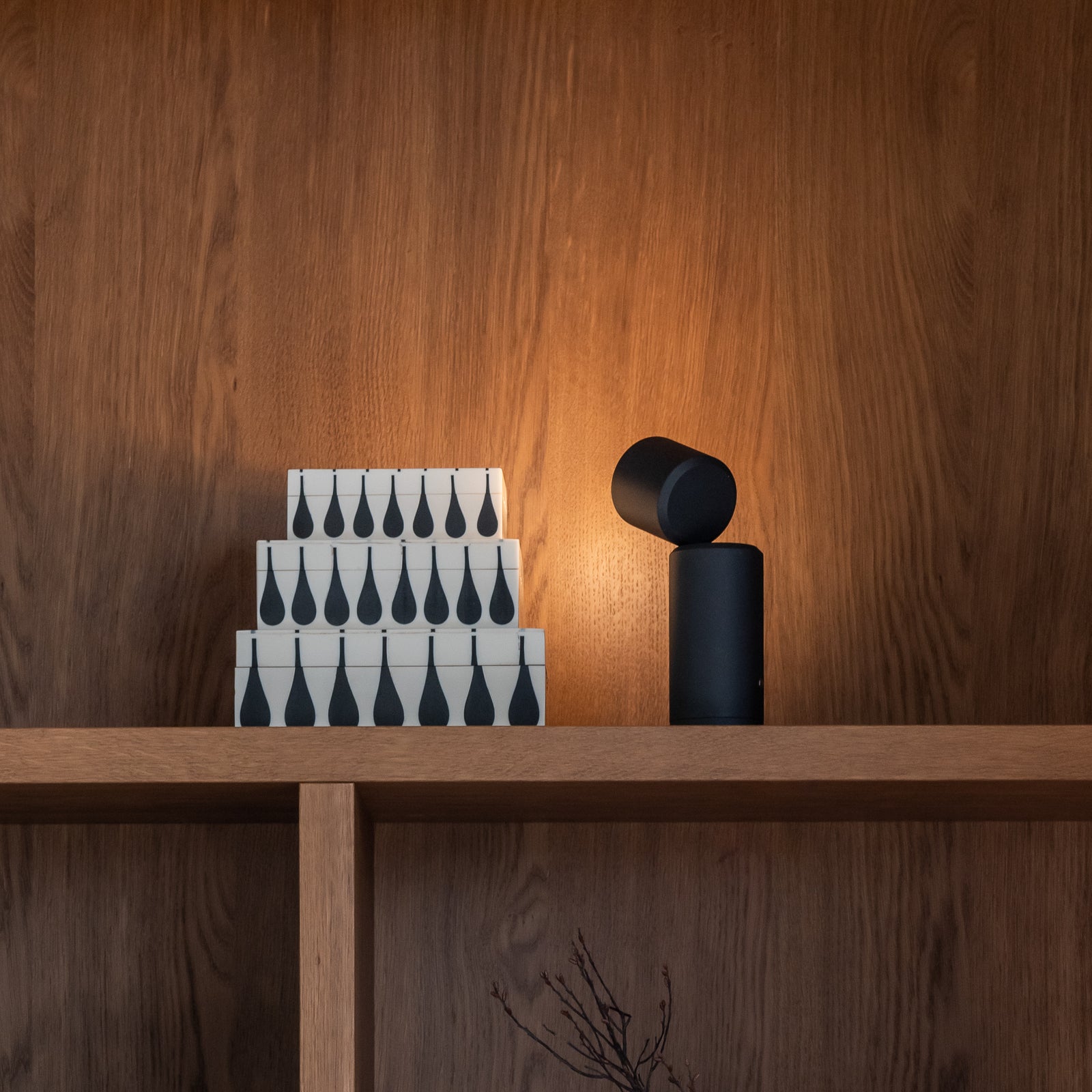 LED-oppladbar bordlampe Milan svart berøringsdimmer aluminiumsmateriale