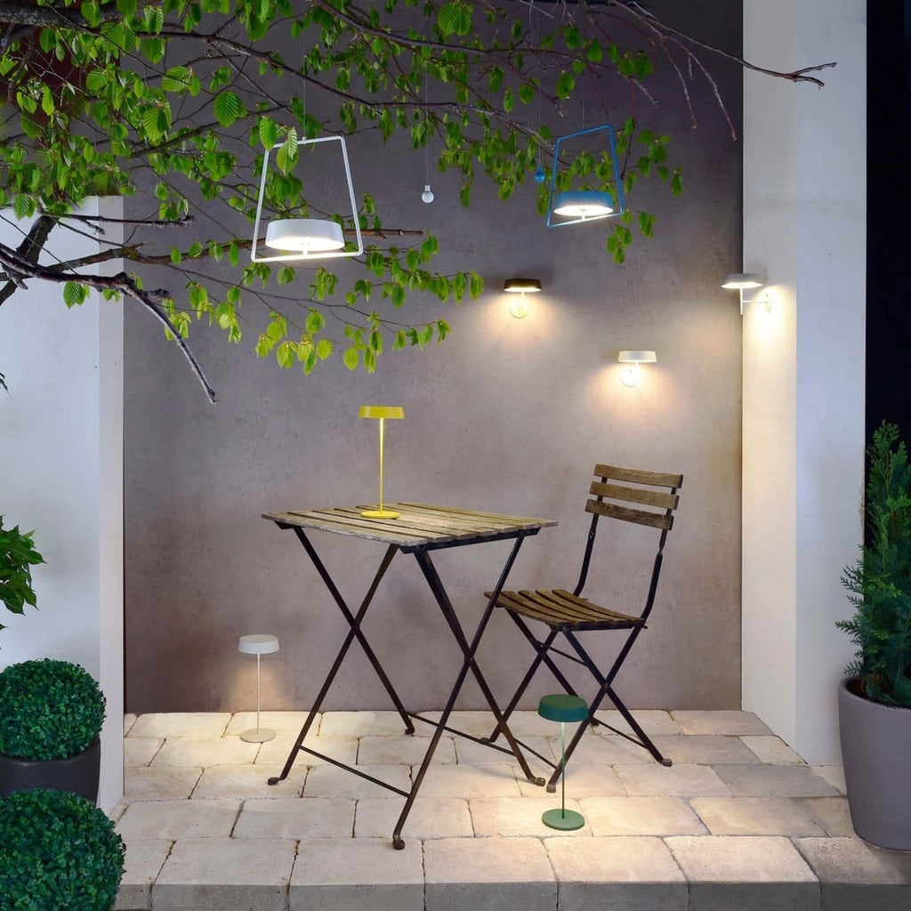 LED oppladbar bordlampe Miram dimbar gul IP54 montert på bord
