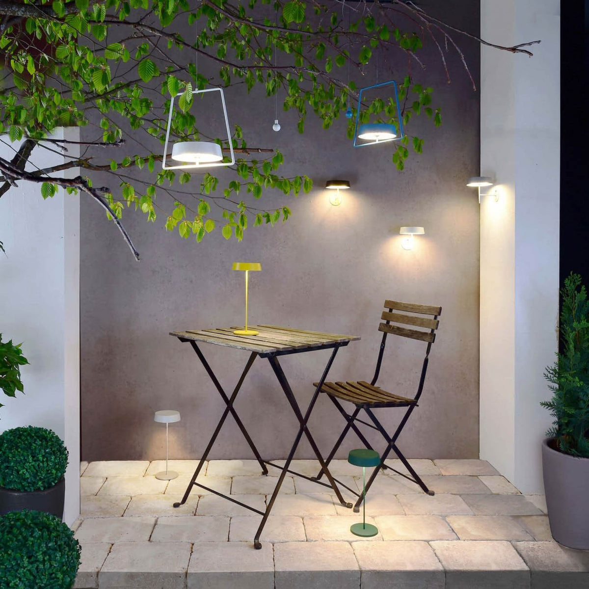 LED oppladbar bordlampe Miram dimbar gul IP54 montert på bord