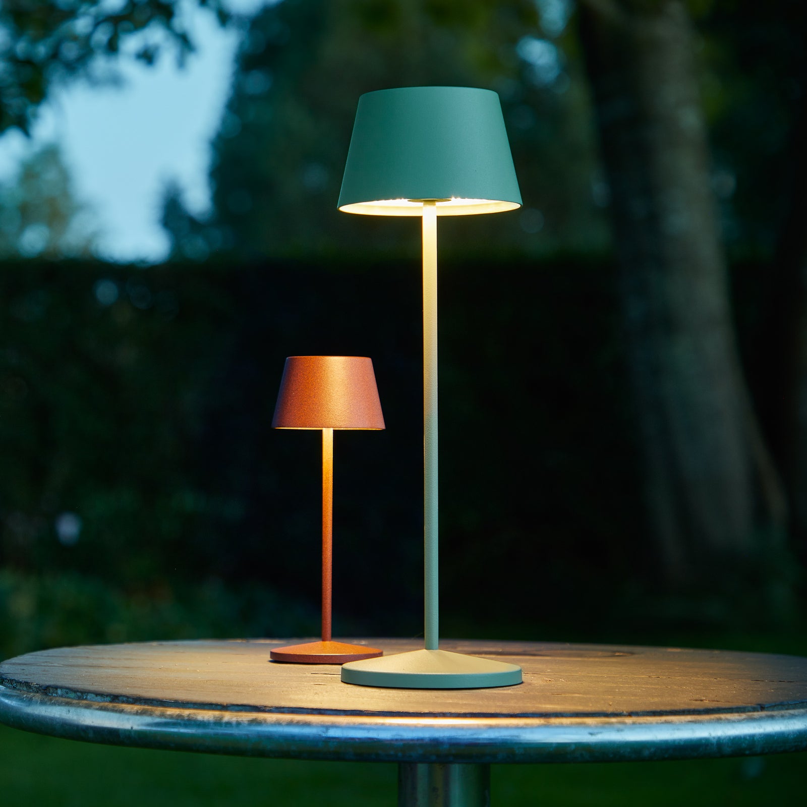 LED oppladbar bordlampe Modi Micro corten IP65 nærbilde av touchdimmer
