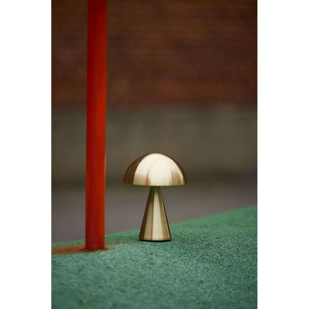 Nærbilde av dimmer på LED oppladbar bordlampe Mush messing Ø15 cm dimbar IP44