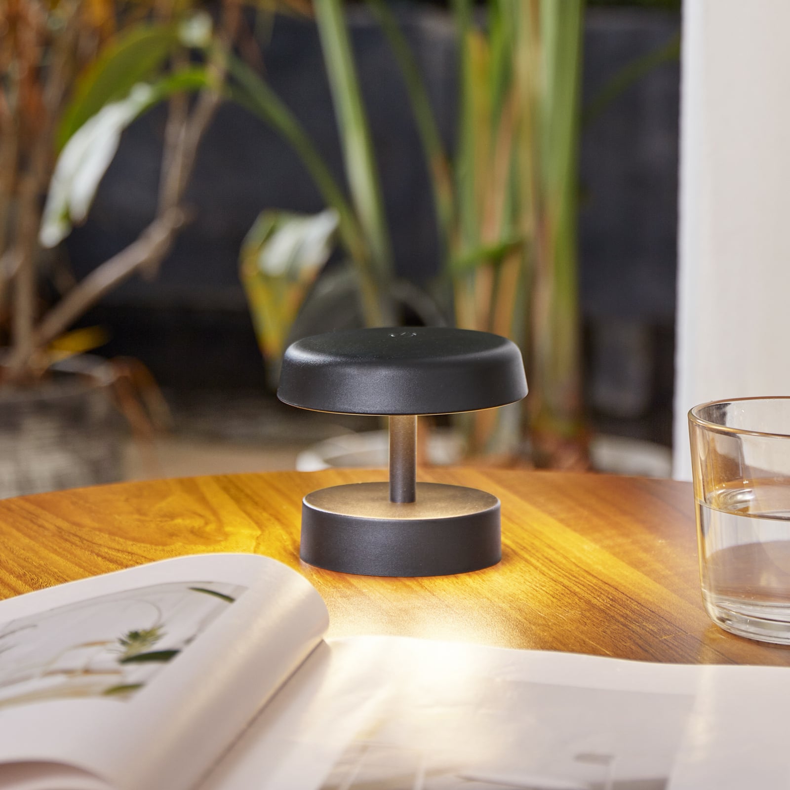 Bakside av LED oppladbar bordlampe Nalani dimbar svart IP44 H10 cm