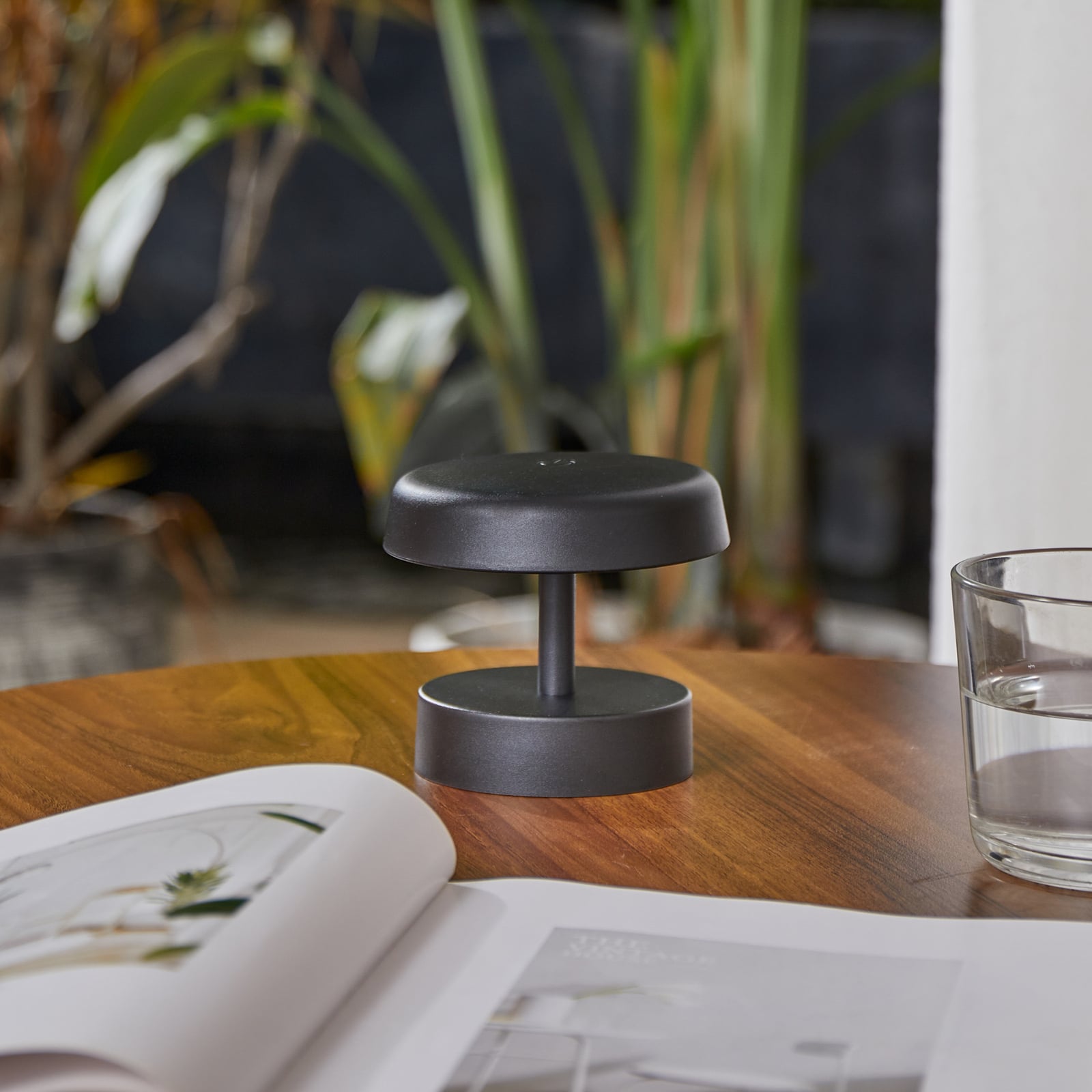 Detalj av LED oppladbar bordlampe Nalani dimbar svart IP44 H10 cm