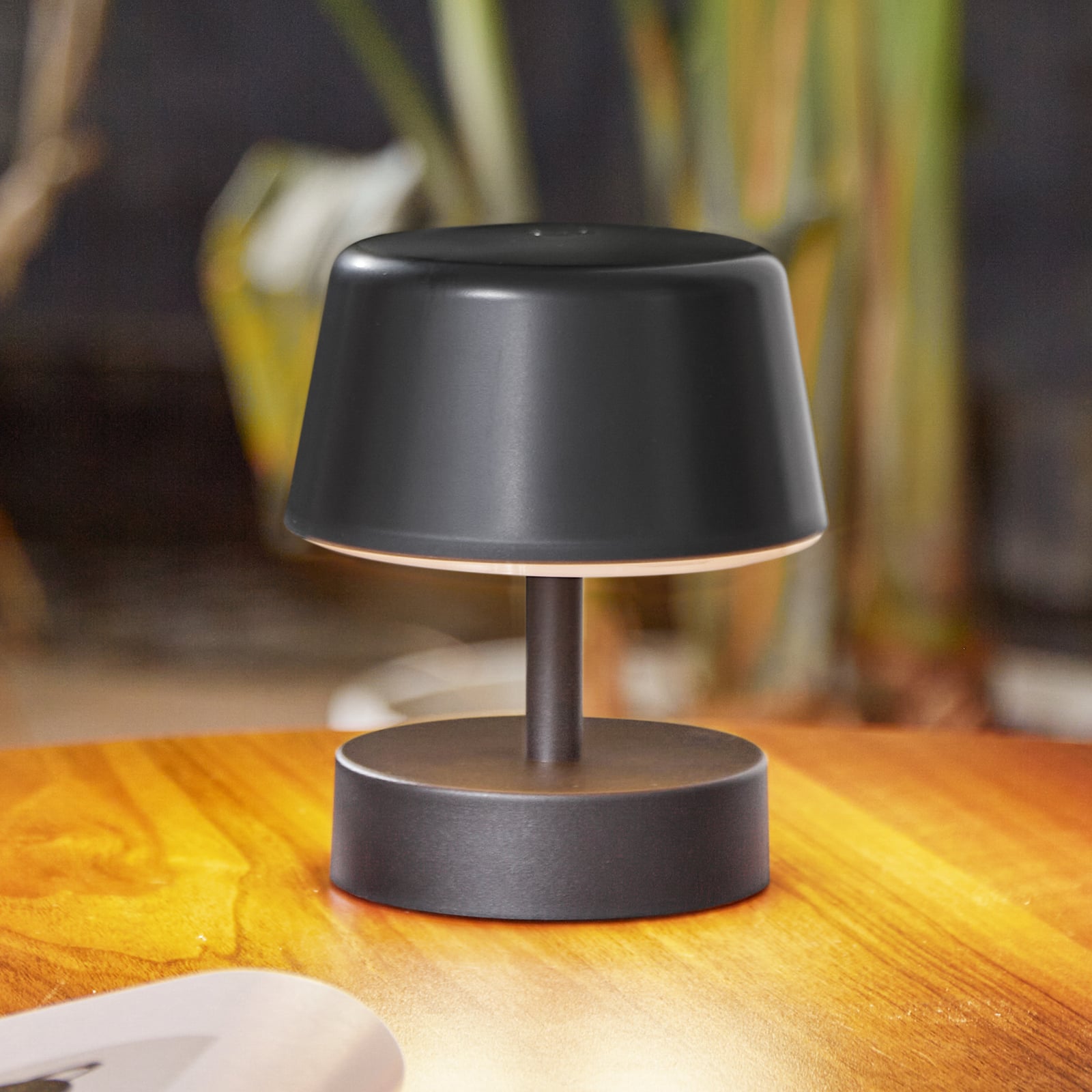 LED oppladbar bordlampe Nalani svart dimbar IP44 sett forfra