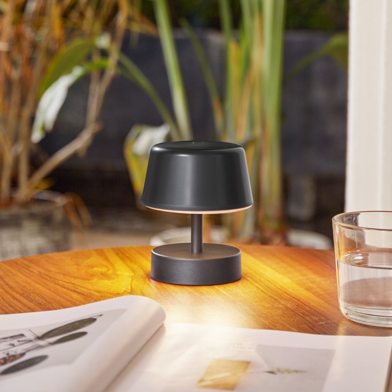 LED oppladbar bordlampe Nalani svart dimbar IP44 bakside