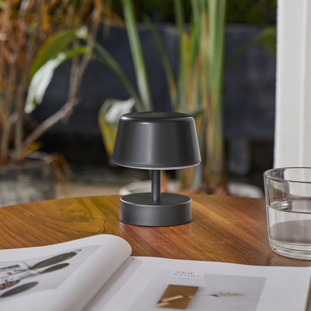 Detalj av LED oppladbar bordlampe Nalani svart dimbar IP44