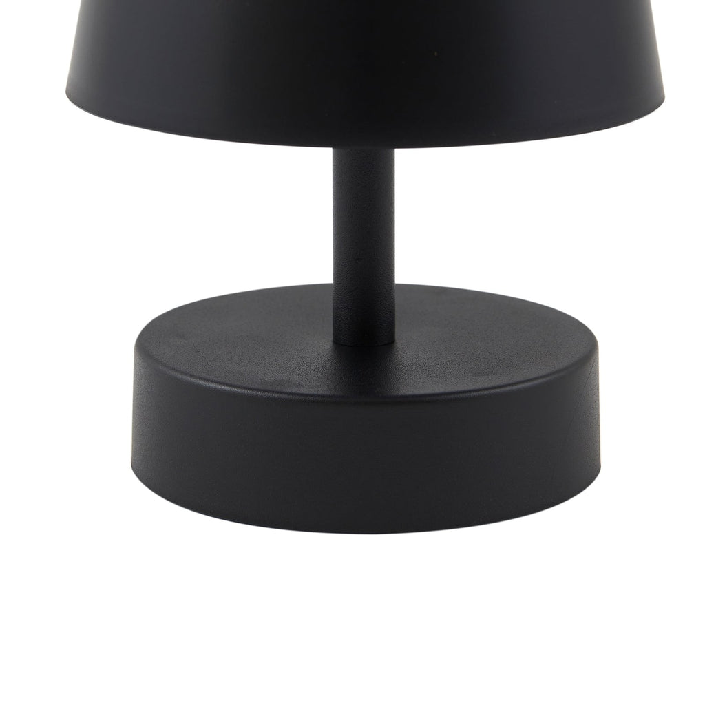 LED oppladbar bordlampe Nalani svart dimbar IP44 i bruk på terrasse