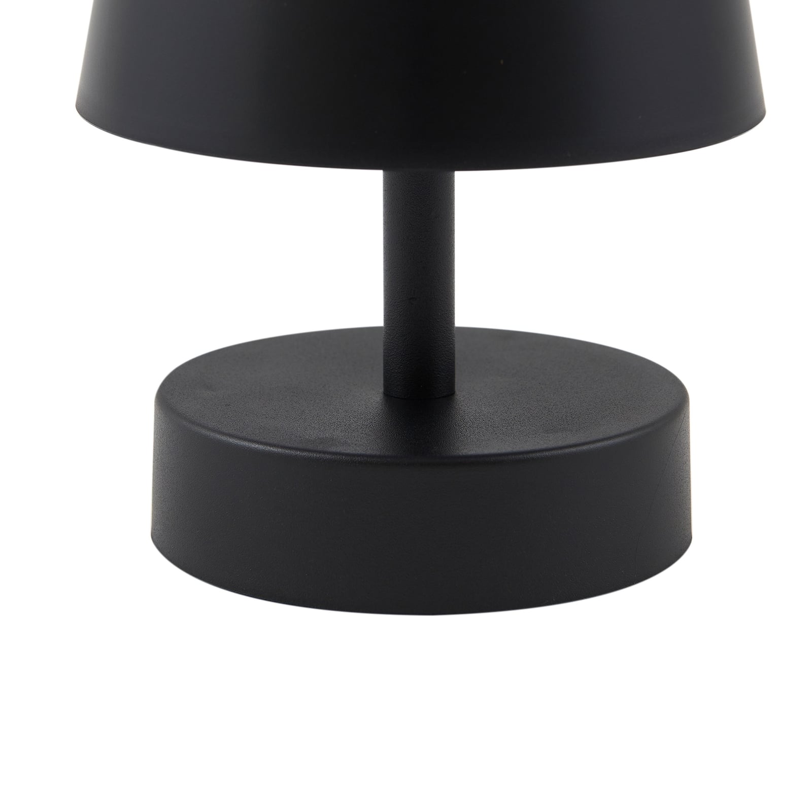 LED oppladbar bordlampe Nalani svart dimbar IP44 i bruk på terrasse