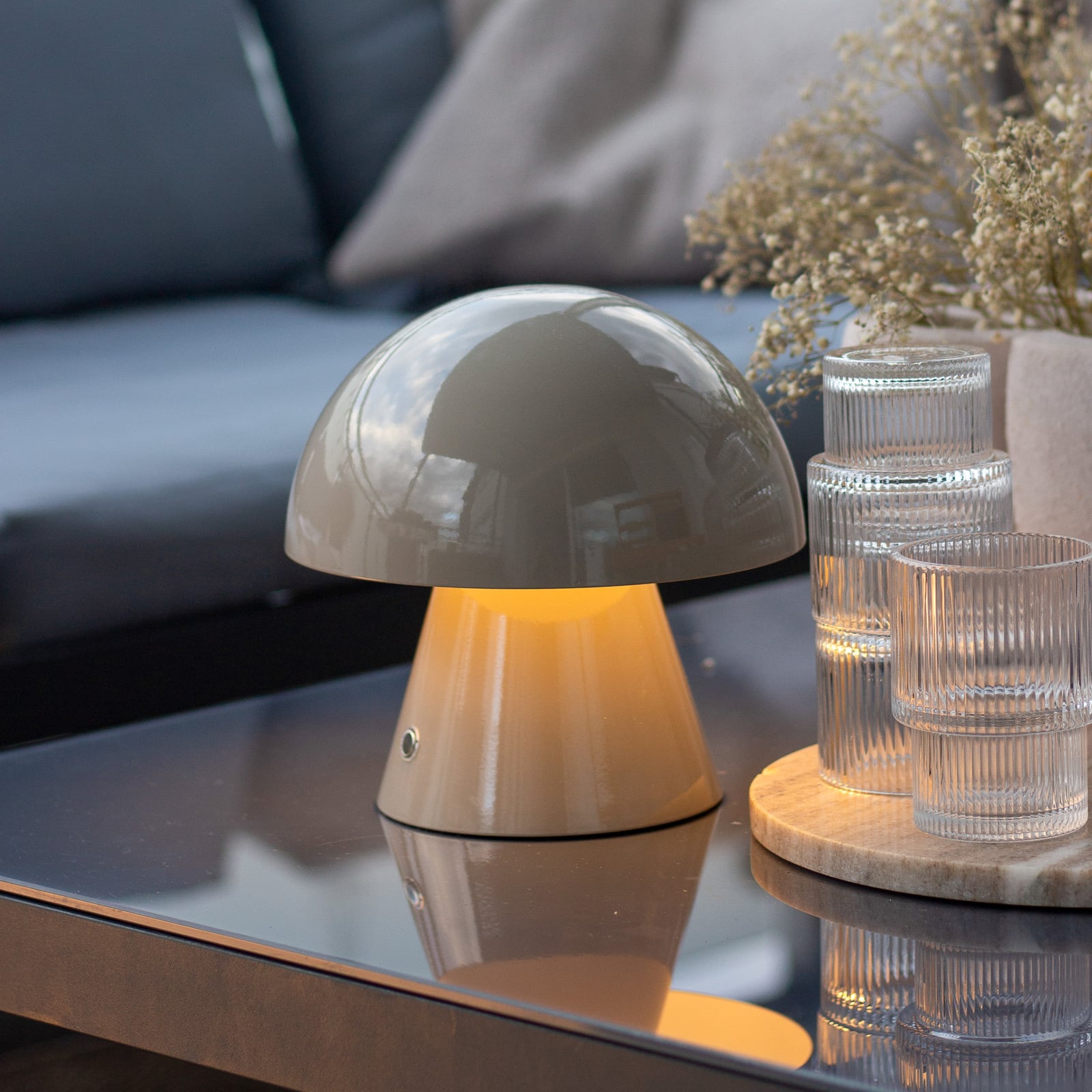 LED oppladbar bordlampe Nevijo grå Ø18 cm dimbar USB forfra