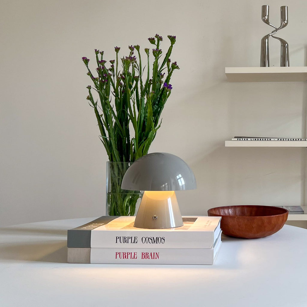 LED oppladbar bordlampe Nevijo grå detalj av touchdimmer