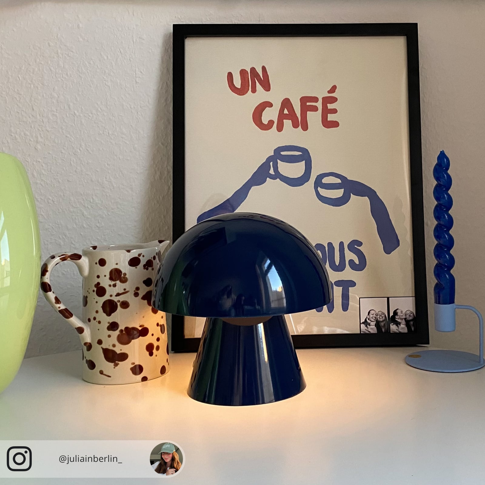 LED oppladbar bordlampe Nevijo mørkeblå i interiør