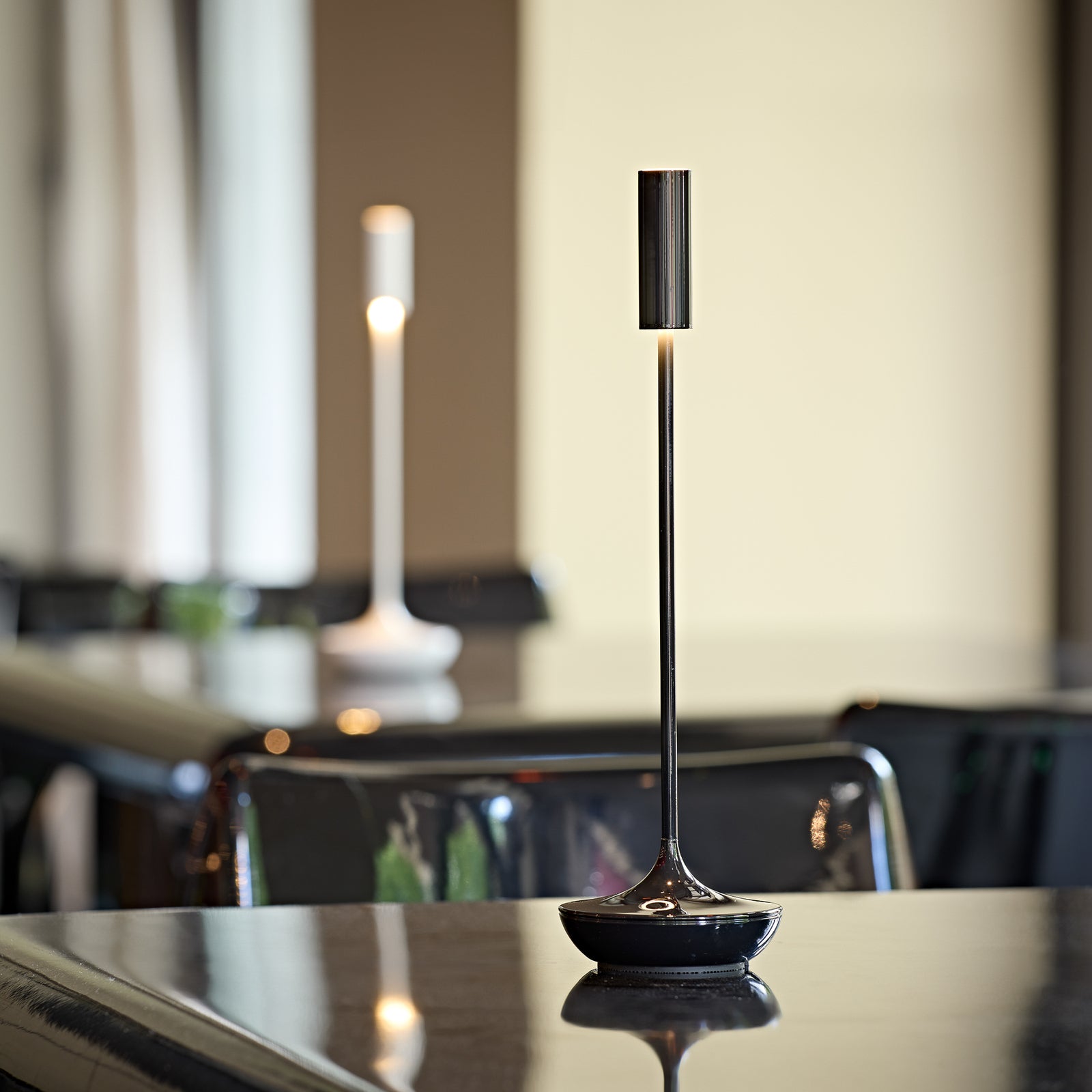LED oppladbar bordlampe Nucandle svart dimbar IP54 bakside