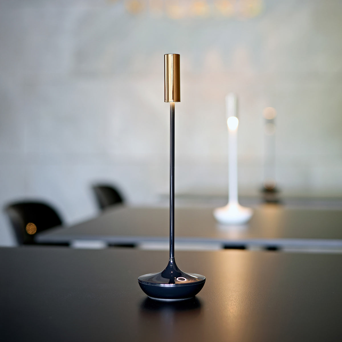 LED oppladbar bordlampe Nucandle svart/kobber forfra