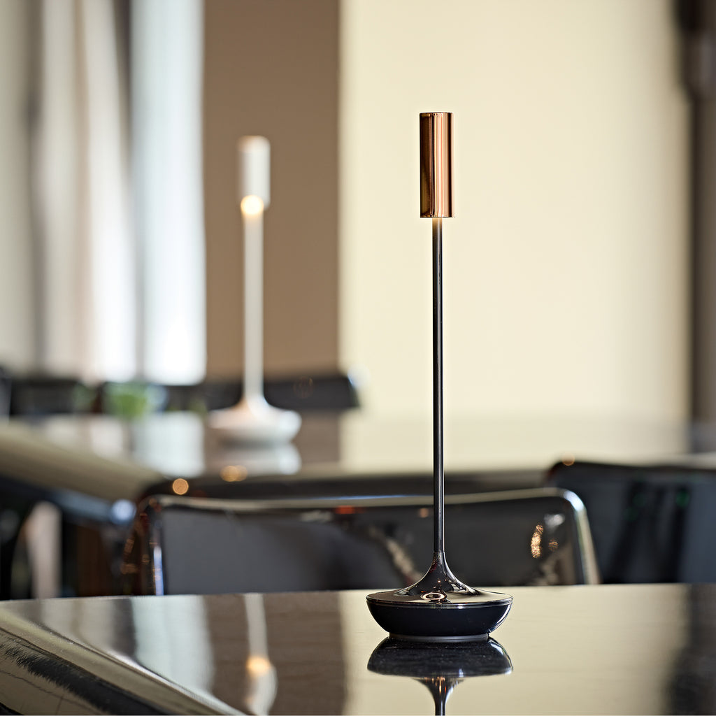 LED oppladbar bordlampe Nucandle svart/kobber bakside