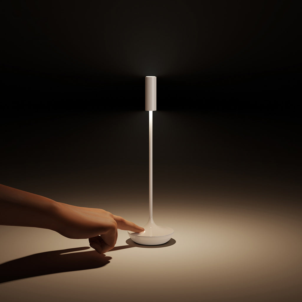 LED oppladbar bordlampe Nucandle svart/kobber montert på bord